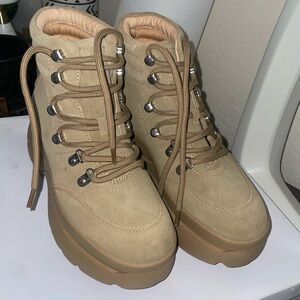 Brand New Vintage Steve Madden Tan Suede Husky Boots